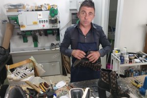 ANTICHI MESTIERI RINASCONO AD ADELFIA: LA SFIDA DI ALESSANDRO RACIOPPI CON LA SUA BOTTEGA DI CALZOLAIO