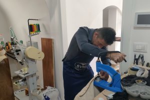 ANTICHI MESTIERI RINASCONO AD ADELFIA: LA SFIDA DI ALESSANDRO RACIOPPI CON LA SUA BOTTEGA DI CALZOLAIO