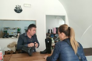 ANTICHI MESTIERI RINASCONO AD ADELFIA: LA SFIDA DI ALESSANDRO RACIOPPI CON LA SUA BOTTEGA DI CALZOLAIO