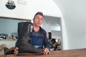 ANTICHI MESTIERI RINASCONO AD ADELFIA: LA SFIDA DI ALESSANDRO RACIOPPI CON LA SUA BOTTEGA DI CALZOLAIO