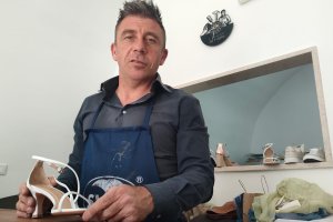 ANTICHI MESTIERI RINASCONO AD ADELFIA: LA SFIDA DI ALESSANDRO RACIOPPI CON LA SUA BOTTEGA DI CALZOLAIO
