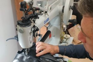 ANTICHI MESTIERI RINASCONO AD ADELFIA: LA SFIDA DI ALESSANDRO RACIOPPI CON LA SUA BOTTEGA DI CALZOLAIO