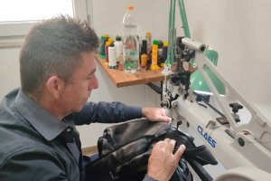 ANTICHI MESTIERI RINASCONO AD ADELFIA: LA SFIDA DI ALESSANDRO RACIOPPI CON LA SUA BOTTEGA DI CALZOLAIO