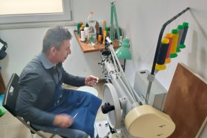 ANTICHI MESTIERI RINASCONO AD ADELFIA: LA SFIDA DI ALESSANDRO RACIOPPI CON LA SUA BOTTEGA DI CALZOLAIO