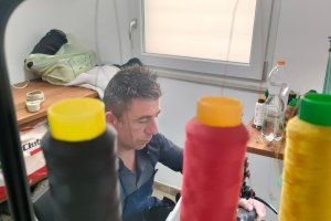 ANTICHI MESTIERI RINASCONO AD ADELFIA: LA SFIDA DI ALESSANDRO RACIOPPI CON LA SUA BOTTEGA DI CALZOLAIO