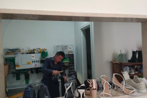 ANTICHI MESTIERI RINASCONO AD ADELFIA: LA SFIDA DI ALESSANDRO RACIOPPI CON LA SUA BOTTEGA DI CALZOLAIO