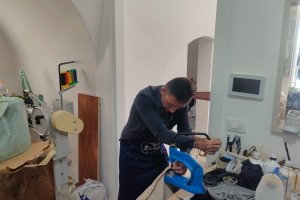 ANTICHI MESTIERI RINASCONO AD ADELFIA: LA SFIDA DI ALESSANDRO RACIOPPI CON LA SUA BOTTEGA DI CALZOLAIO