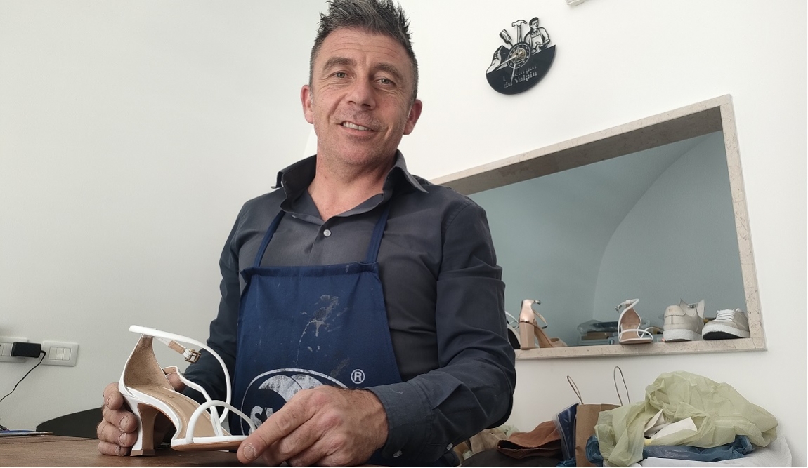 ANTICHI MESTIERI RINASCONO AD ADELFIA: LA SFIDA DI ALESSANDRO RACIOPPI CON LA SUA BOTTEGA DI CALZOLAIO