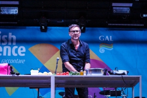 DOMENICA 25 LUGLIO IL TALK SHOW "MOLA DI MARE" CON IL FOOD PERFORMER NICK DIFINO E I MUSICISTI VITO QUARANTA, MARINELLA DE PALMA E FRANCESCO DE PALMA